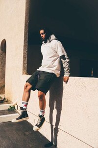 Californian Desert-Themed Fashion Image 6