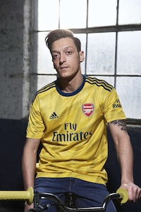 90s-Inspired Soccer Jerseys Image 6