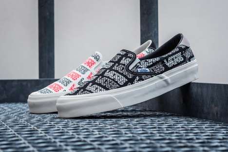 Classic Logo Patterning Sneakers