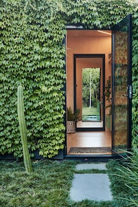 Ivy-Covered In-Garden Studios Image 5