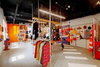 Luxury Vintage Fashion Pop-Ups Image 2