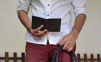 Stylish Direct-to-Consumer Wallets Image 2