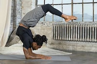 Ultra-Functional Stretchy Yoga Wear Image 5