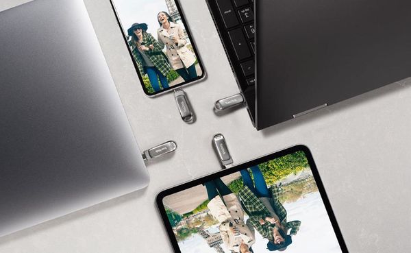 Dual-Connectivity USB Drives