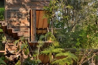 Floating Statuesque Treehouses Image 2