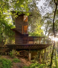 Floating Statuesque Treehouses Image 4