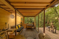 Floating Statuesque Treehouses Image 6