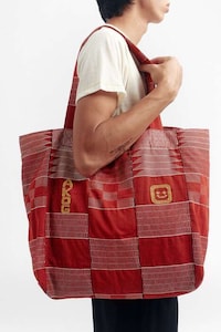 Kente Craftsmanship-Celebrating Bags Image 3