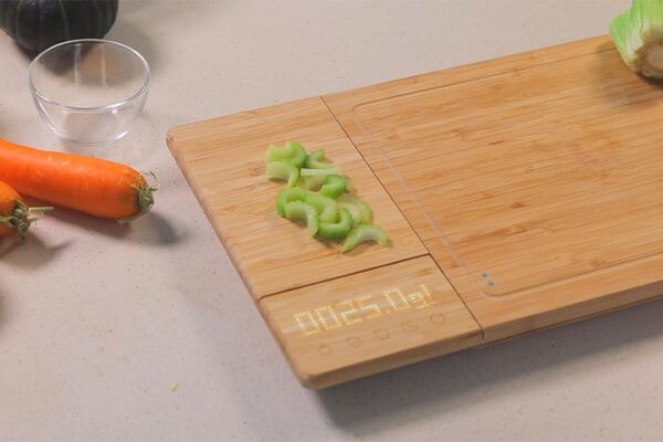 Sanitizer-Equipped Cutting Boards : Chopbox cutting board