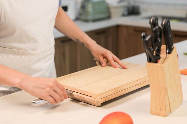 Sanitizer-Equipped Cutting Boards : Chopbox cutting board