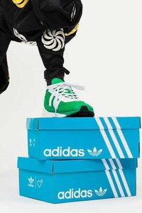 Vintage Sport-Inspired Footwear Image 2