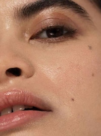 Skin-Caring Setting Sprays Image 3