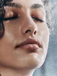 Skin-Caring Setting Sprays Image 4