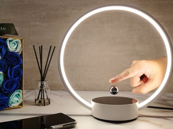 Interactive Illusory Circle Lights Image 2