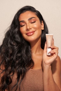 Glowy Skin-Caring Cosmetics Image 2