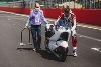 Hollow Aerodynamic Electric Motorcycles Image 5