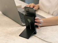 Sleek Magnetized Smartphone Chargers Image 1