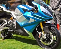 Tri-Wheel Tilting Motorcycles Image 1