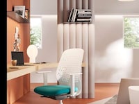 Fluidly Designed Office Chairs Image 1
