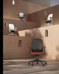 Fluidly Designed Office Chairs Image 4