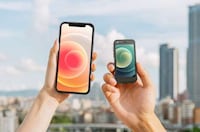 Miniature Card-Sized Smartphones Image 3