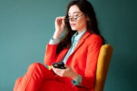 Spectacle-Holding Smartphone Cases Image 1