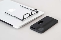 Spectacle-Holding Smartphone Cases Image 3
