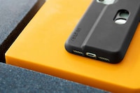 Spectacle-Holding Smartphone Cases Image 4