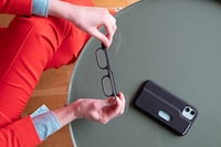 Spectacle-Holding Smartphone Cases Image 5