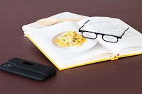 Spectacle-Holding Smartphone Cases Image 6