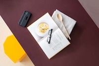 Spectacle-Holding Smartphone Cases Image 8