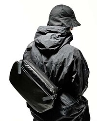 Gender-Neutral Minimalist Bags Image 2