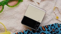 5G Clamshell Smartphones Image 2