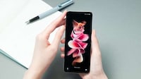 5G Clamshell Smartphones Image 3