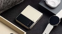 5G Clamshell Smartphones Image 7