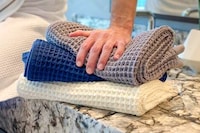 Waffle-Weaved Smart Towels Image 4
