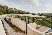Boomerang-Shaped Canyon Houses Image 2