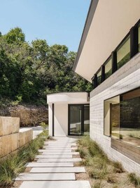 Boomerang-Shaped Canyon Houses Image 3