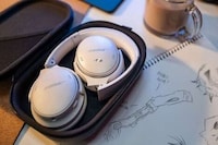 Lightweight Optimized ANC Earphones Image 3