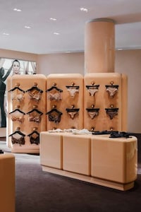 Celebrity Shapewear Pop-Ups Image 6