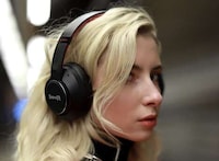 Accessible Hybrid ANC Headphones Image 2