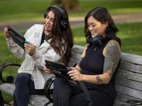Portable Gaming Console Screens Image 1
