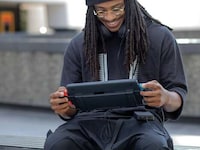 Portable Gaming Console Screens Image 2