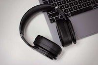 Room-Recreating ANC Headphones Image 3