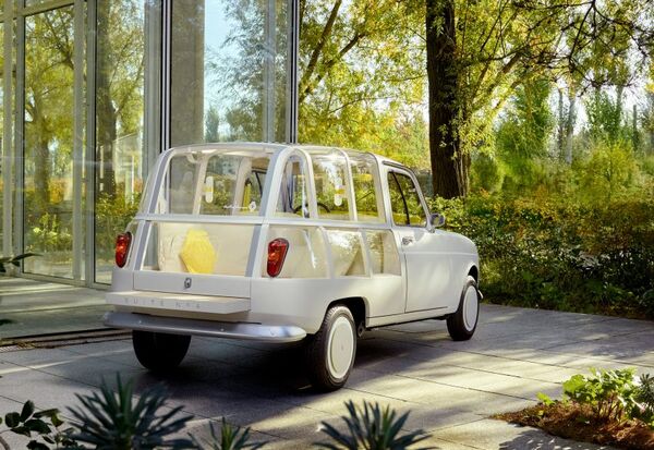 Panoramic In-Car Lounge Spaces