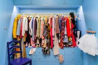 Sitcom-Themed Room Stays Image 2