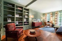 Sitcom-Themed Room Stays Image 3