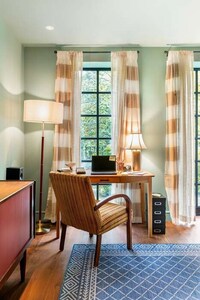 Sitcom-Themed Room Stays Image 7