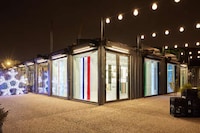Digitally Integrated Holiday Pop-Ups Image 2