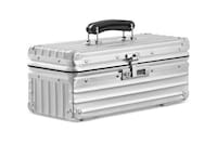 Suitcase-Like Bottle Carriers Image 8